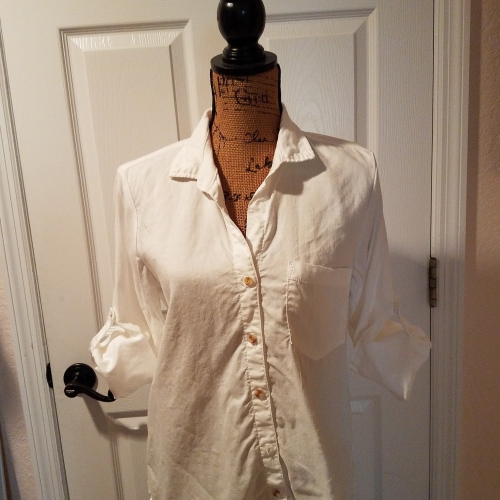 Three quarter blouse with buttons on each arm